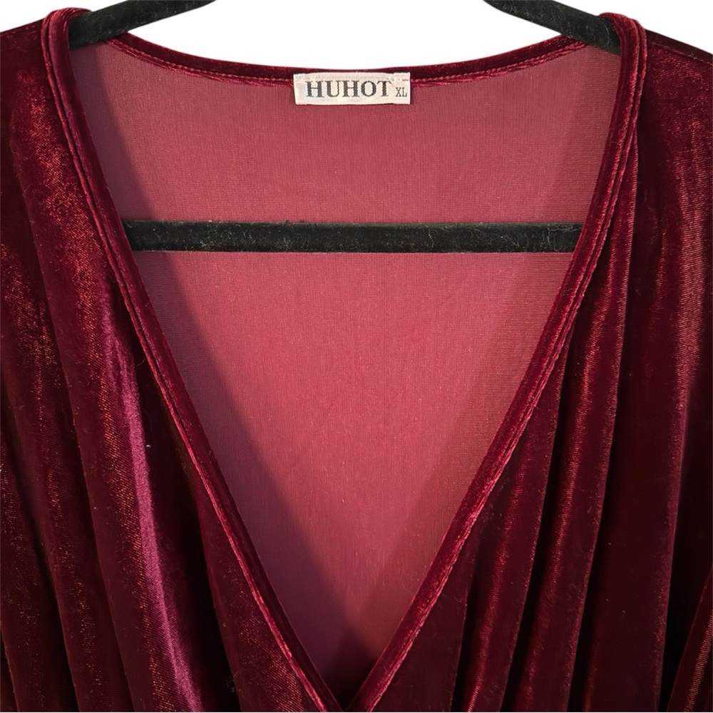 Chic Velvet Midi Dress in Deep Burgundy - Picture 2 of 3